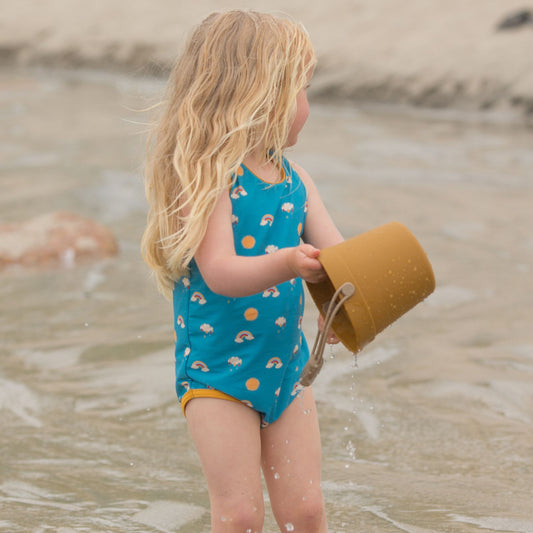 Banador de una pieza sunny days recycled en la playa