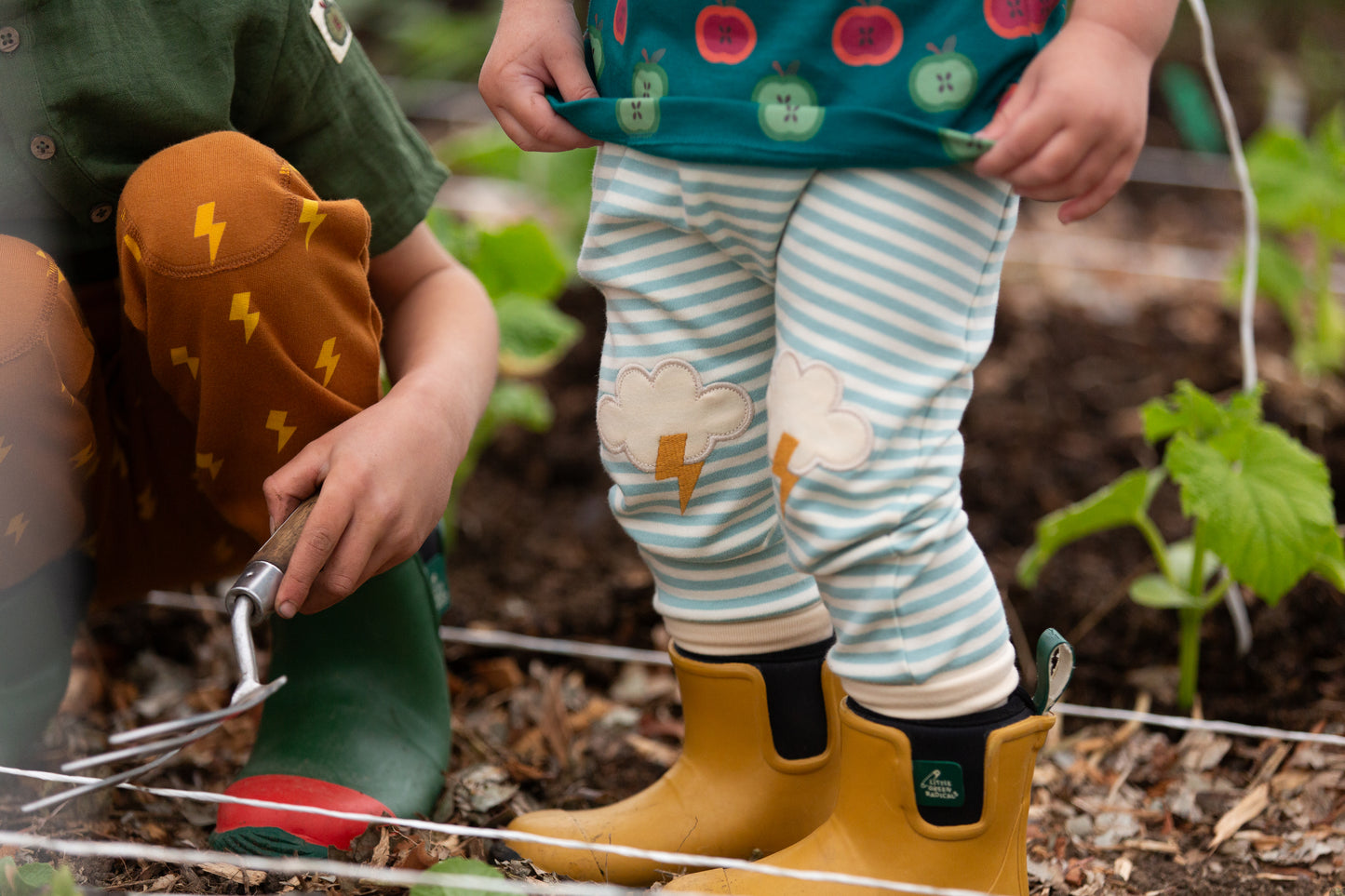 Joggers a rayas con rodillera para todo clima en jardin