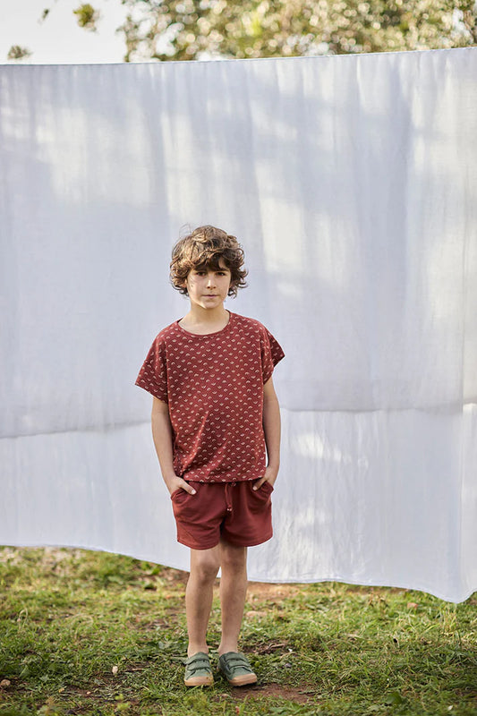 Pantalon corto rojo rooibos de lino y algodon organico en exterior