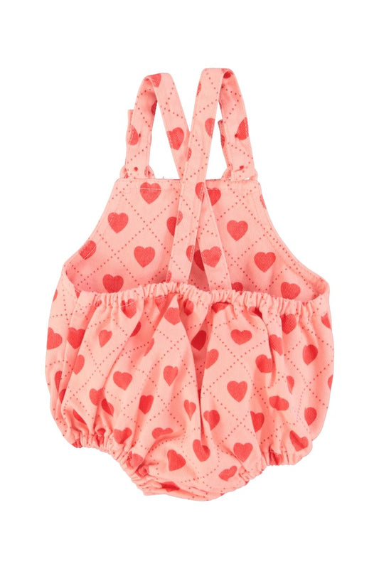 Pelele de bebe rosa con estampado de corazones rojos por toda la prenda trasera