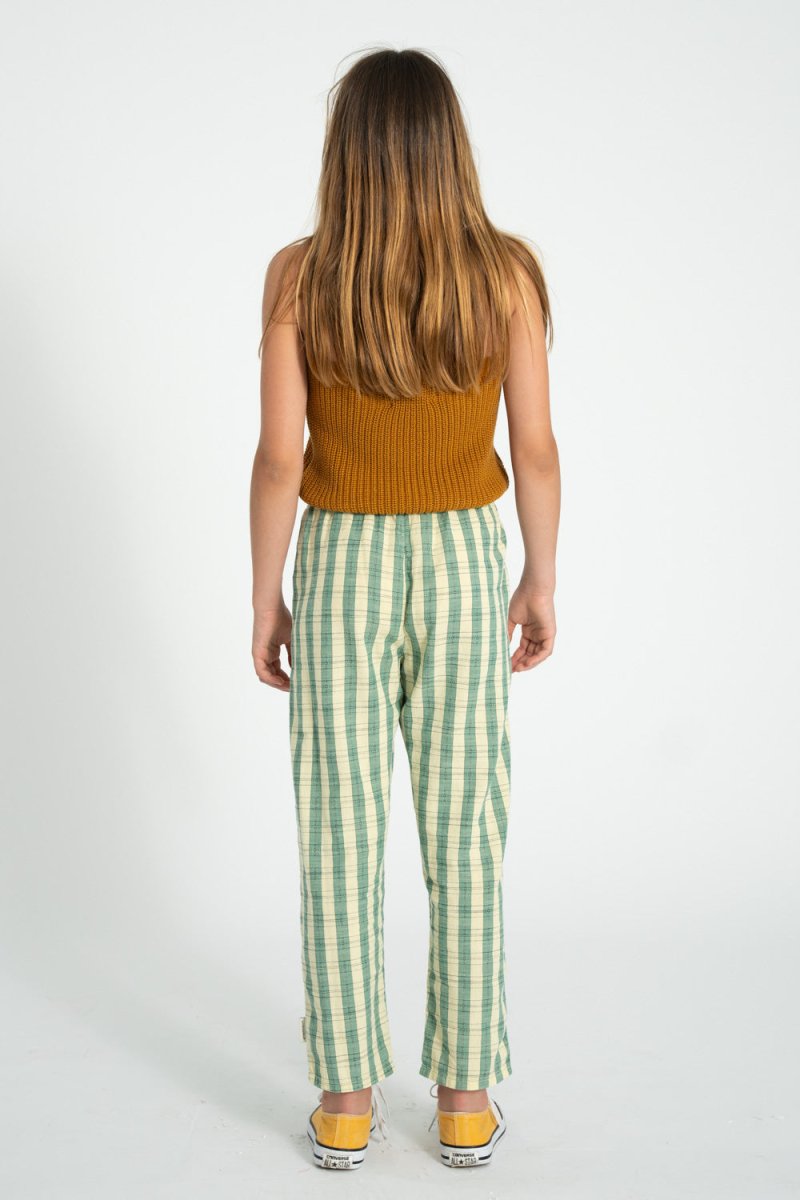 Top tejido con tirantes camel con estampado de flores conjunto trasera