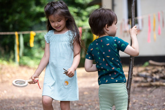 Vestido azul a rayas con volantes en jardin