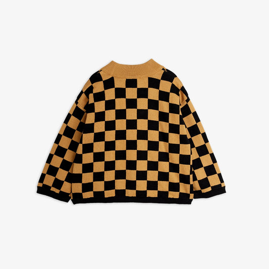 Parte trasera del jersey de niño marrón cuadros ajedrez.