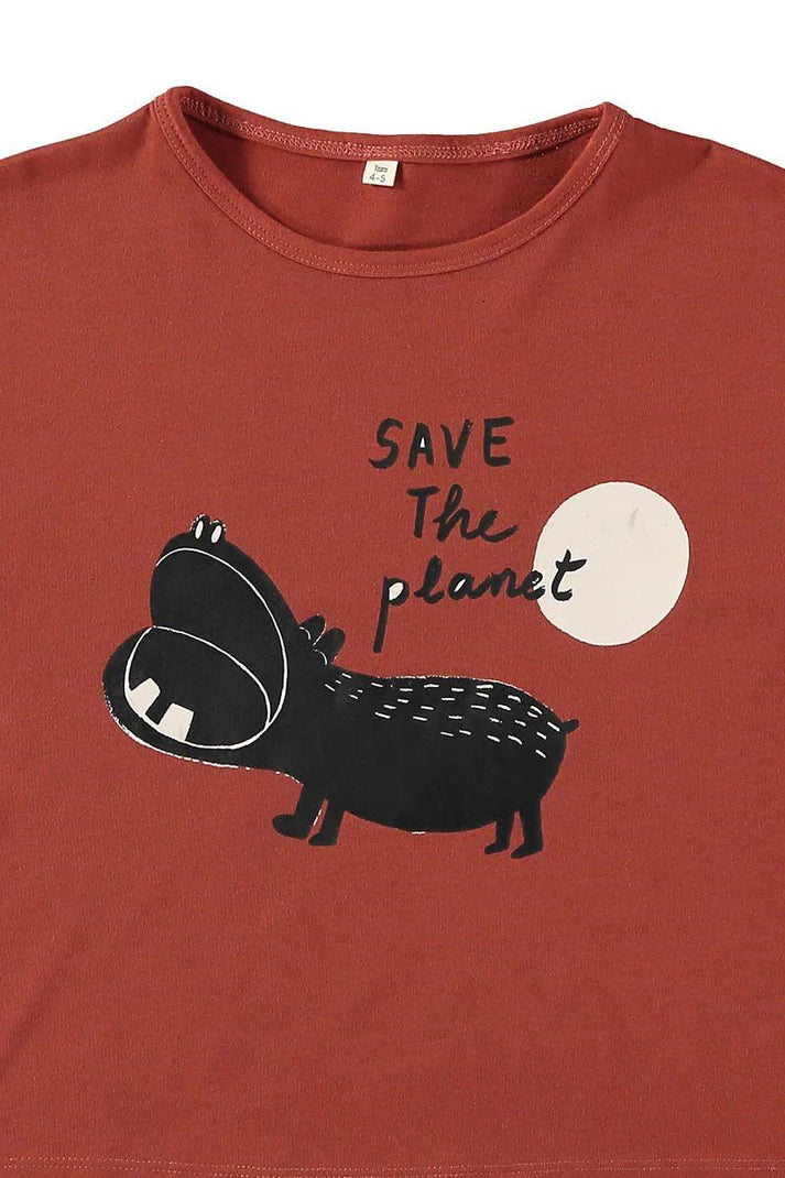 Camiseta unisex hipopotamo rojo de algodon ecologico detalle