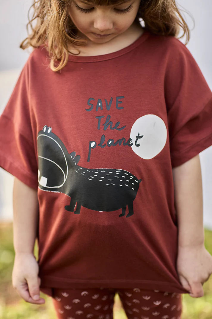 Camiseta unisex hipopotamo rojo de algodon ecologico exterior