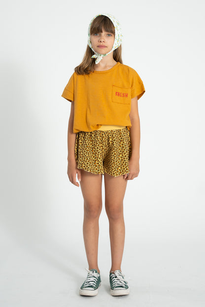 Camiseta camel con estampado de fresa conjunto delantera