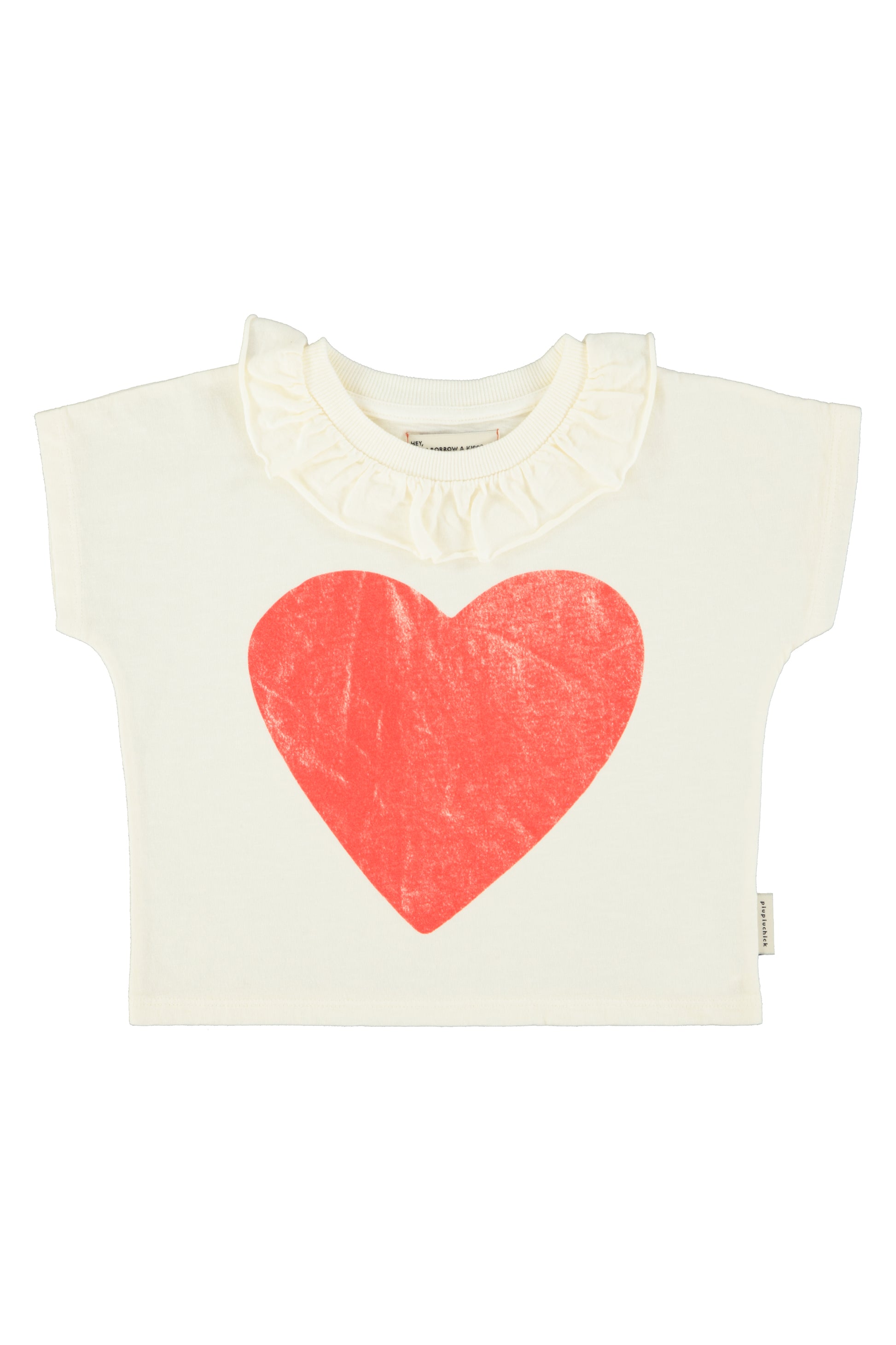Camiseta con cuello color crudo con estampado de corazon rojo delantera