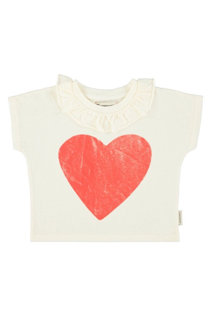 Camiseta con cuello color crudo con estampado de corazon rojo delantera