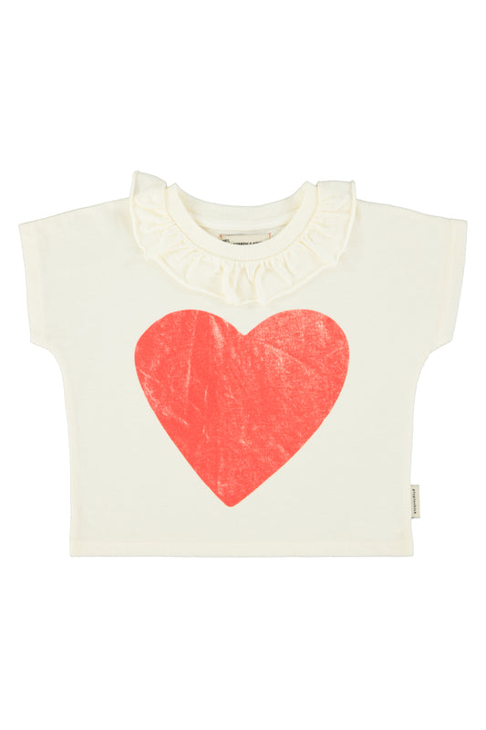 Camiseta con cuello color crudo con estampado de corazon rojo delantera
