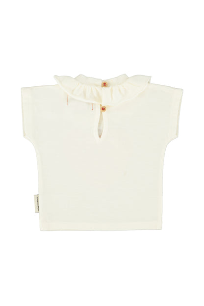 Camiseta con cuello color crudo con estampado de corazon rojo trasera bebe