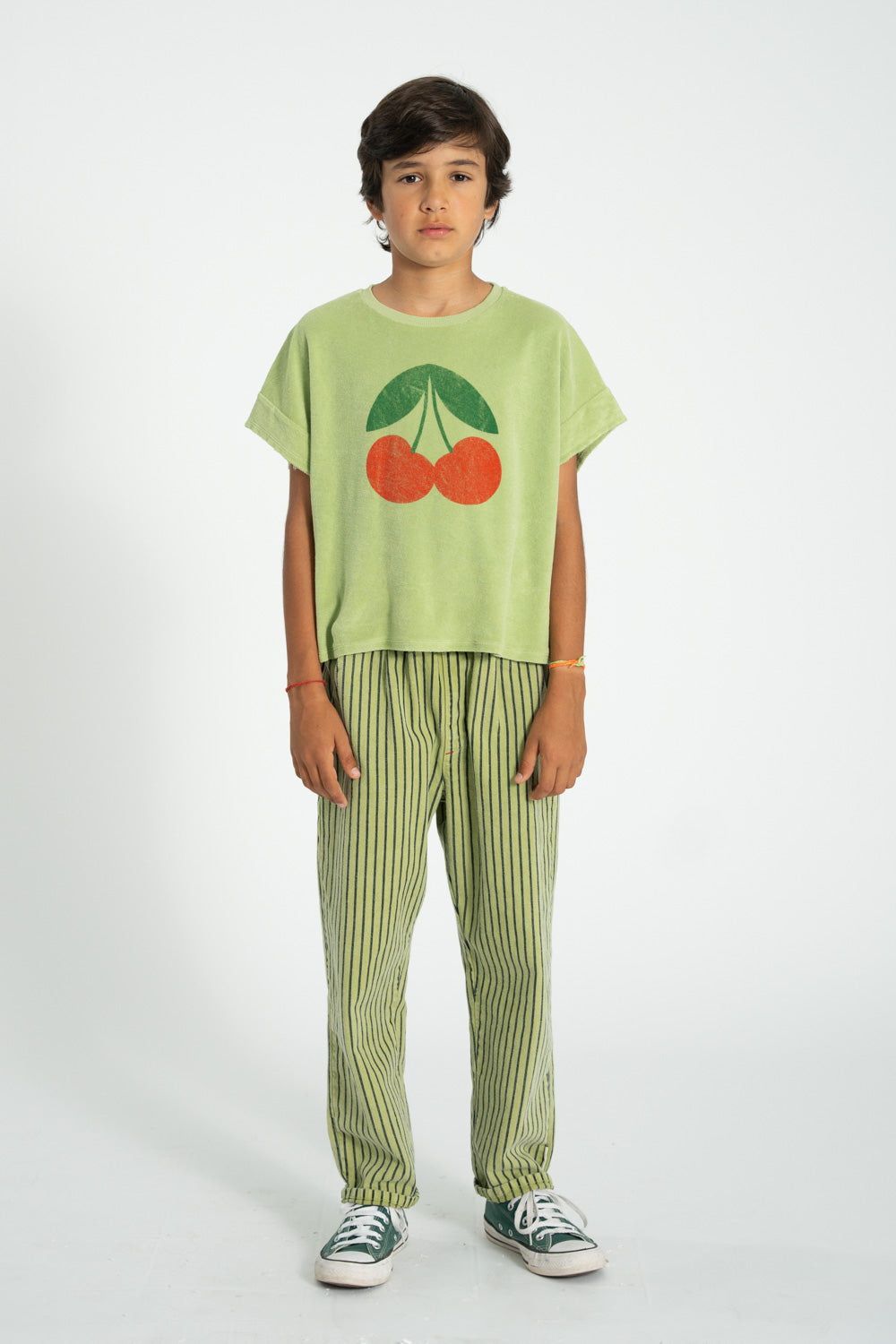 Camiseta verde oliva claro con estampado de cerezas conjunto 1 delantera