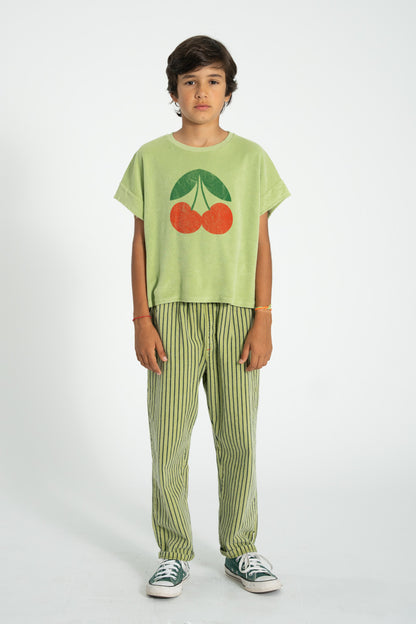 Camiseta verde oliva claro con estampado de cerezas conjunto 1 delantera