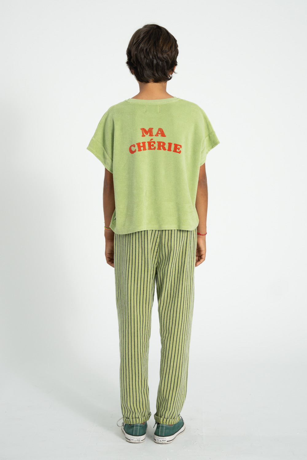 Camiseta verde oliva claro con estampado de cerezas conjunto 1 trasera