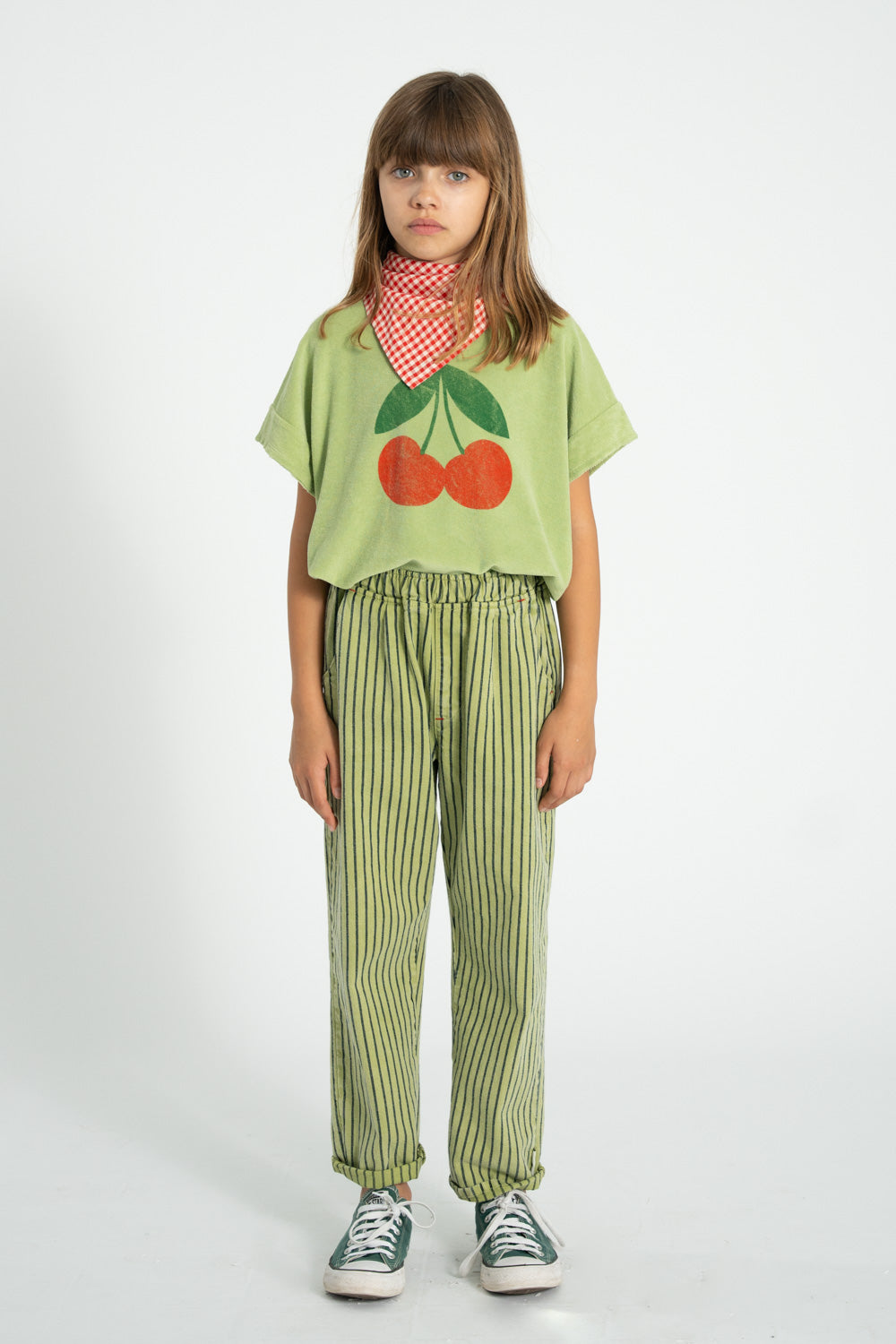 Camiseta verde oliva claro con estampado de cerezas conjunto 2 delantera