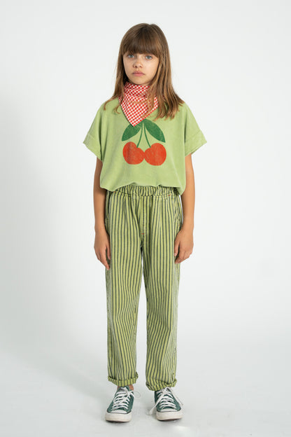 Camiseta verde oliva claro con estampado de cerezas conjunto 2 delantera