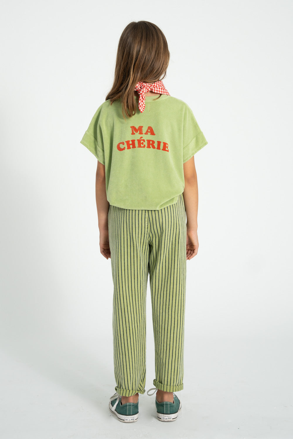 Camiseta verde oliva claro con estampado de cerezas conjunto 2 trasera