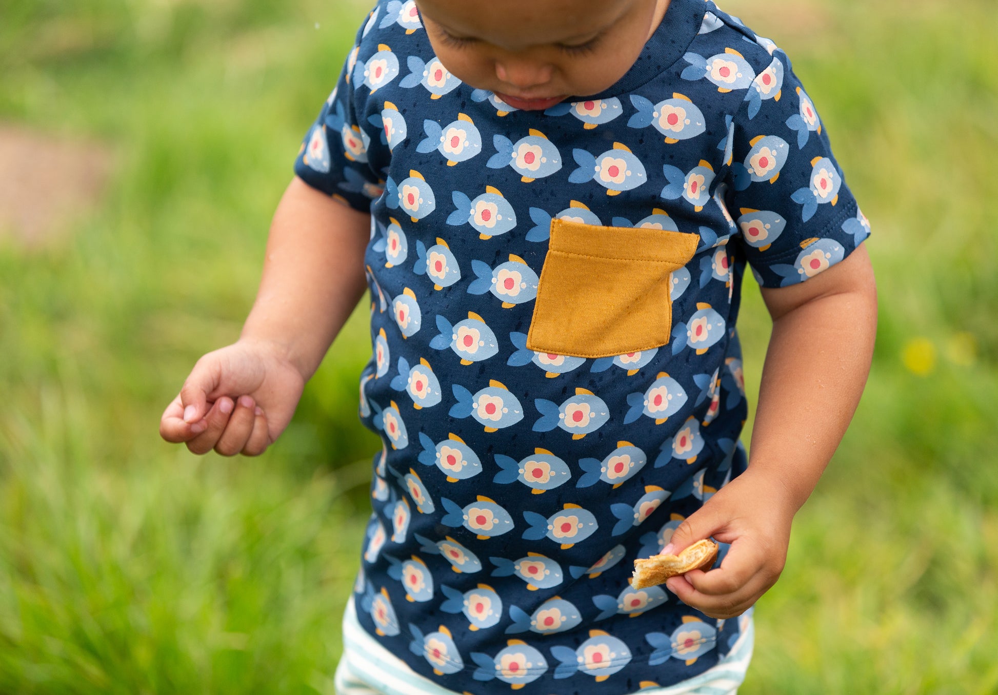 Conjunto de juego de camiseta y pantalon organico little fish detalle