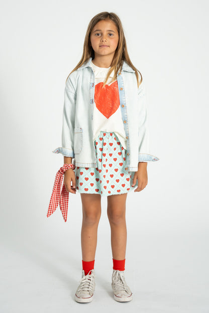 Falda corta azul claro con estampado de corazones rojos por toda la prenda conjunto delantera 2