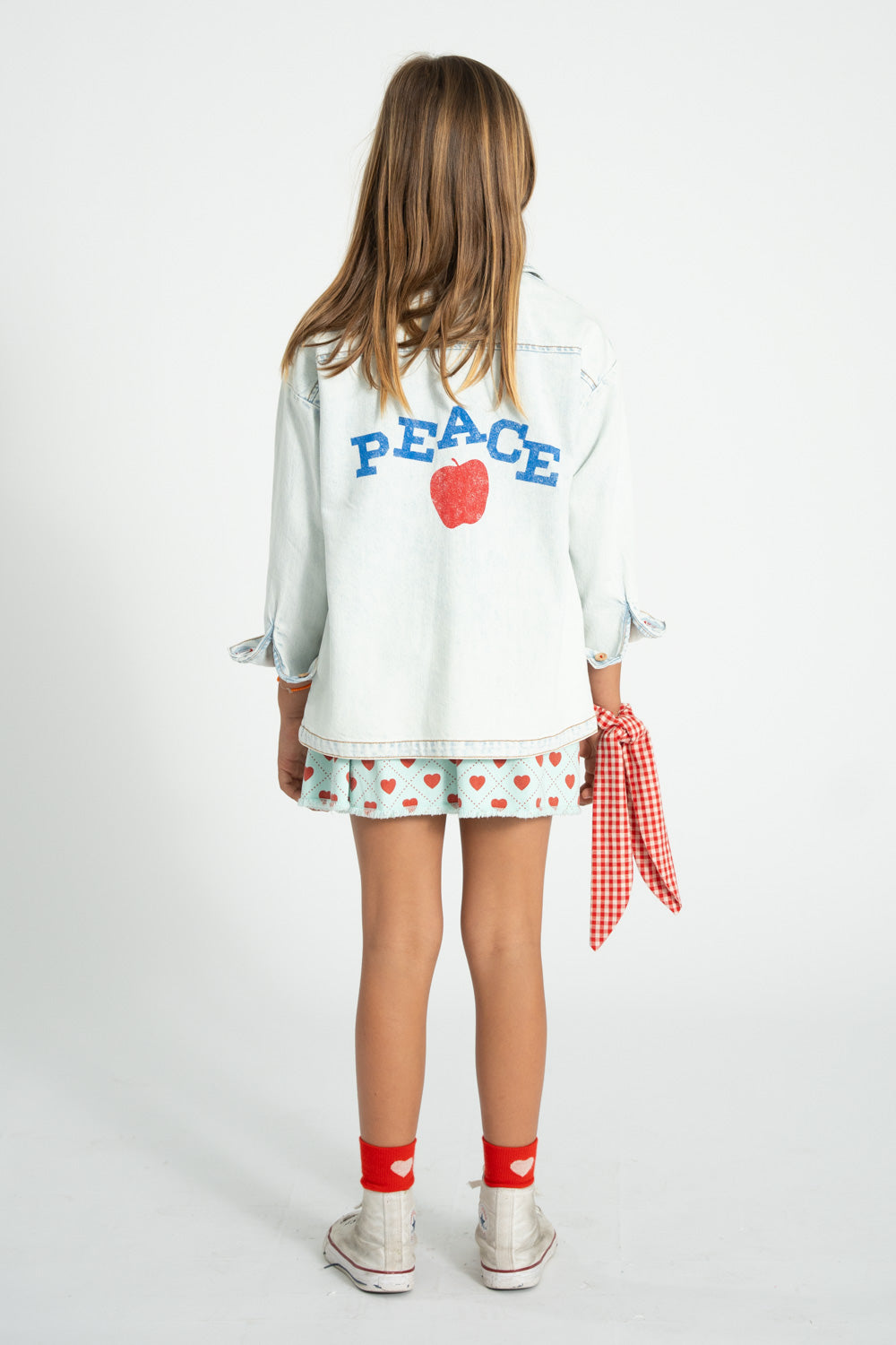 Falda corta azul claro con estampado de corazones rojos por toda la prenda conjunto trasera 2