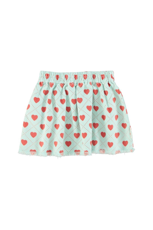 Falda corta azul claro con estampado de corazones rojos por toda la prenda delantera
