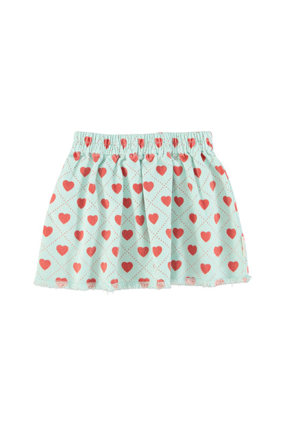 Falda corta azul claro con estampado de corazones rojos por toda la prenda delantera