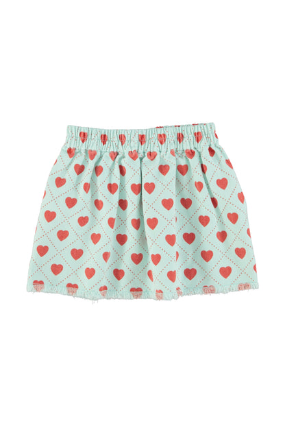 Falda corta azul claro con estampado de corazones rojos por toda la prenda trasera