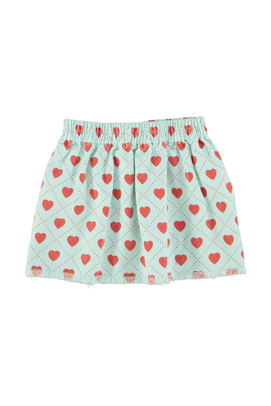 Falda corta azul claro con estampado de corazones rojos por toda la prenda trasera