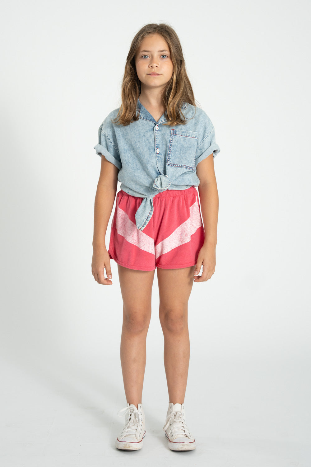 Pantalon corto rosa con estampado de rayas blanca conjunto delantera