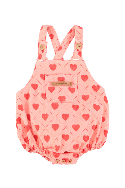 Pelele de bebe rosa con estampado de corazones rojos por toda la prenda delantera