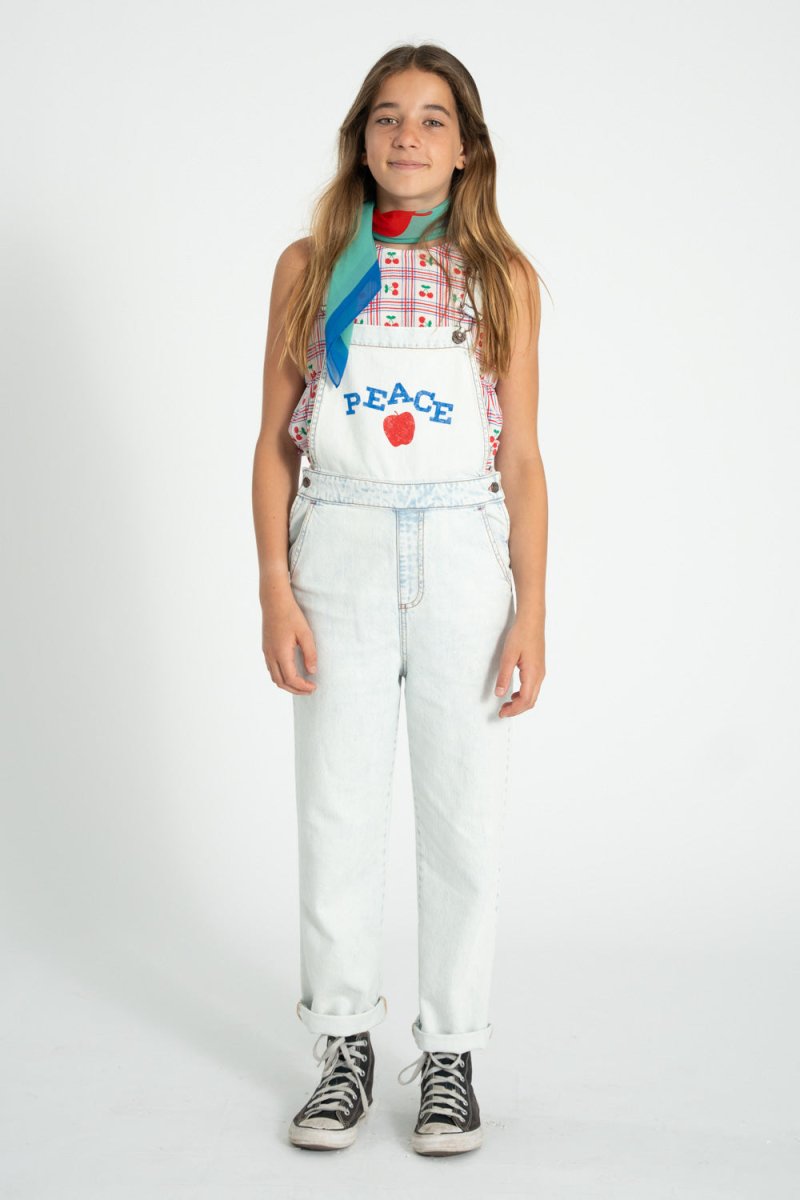 Peto denim azul claro lavado con estampado peace conjunto delantera