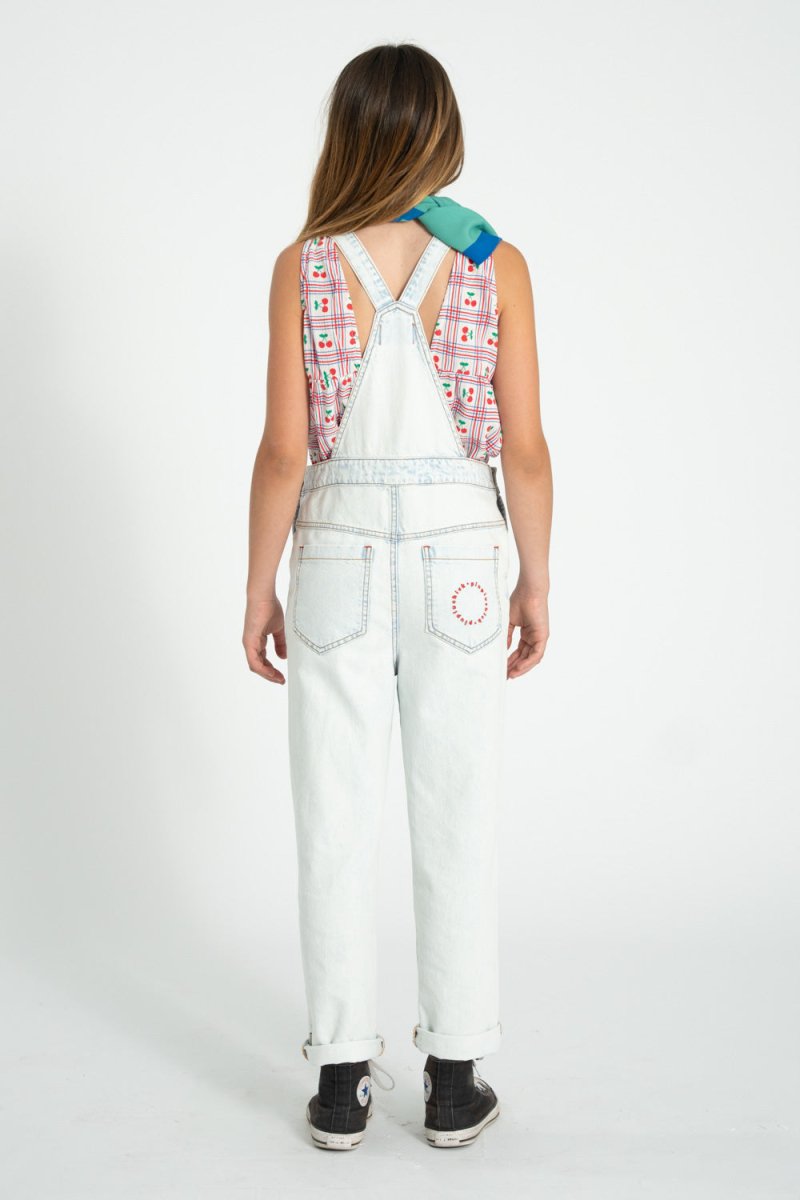 Peto denim azul claro lavado con estampado peace conjunto trasera