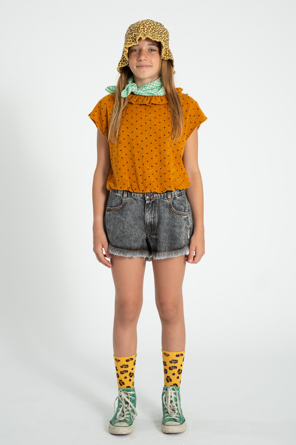 Shorts con flecos denim negro lavado conjunto delantera