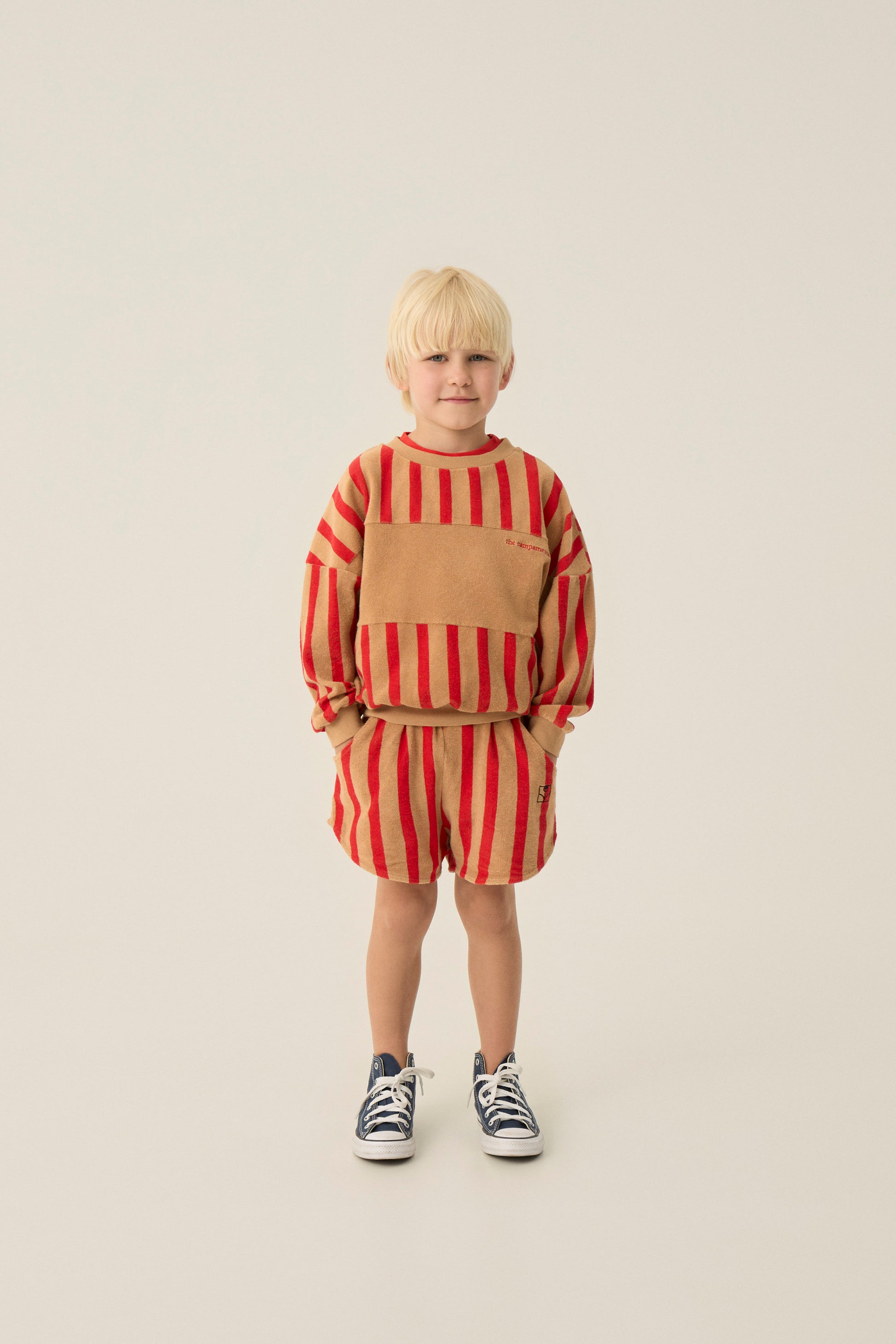 Sudadera rayas rojas frente pantalon corto
