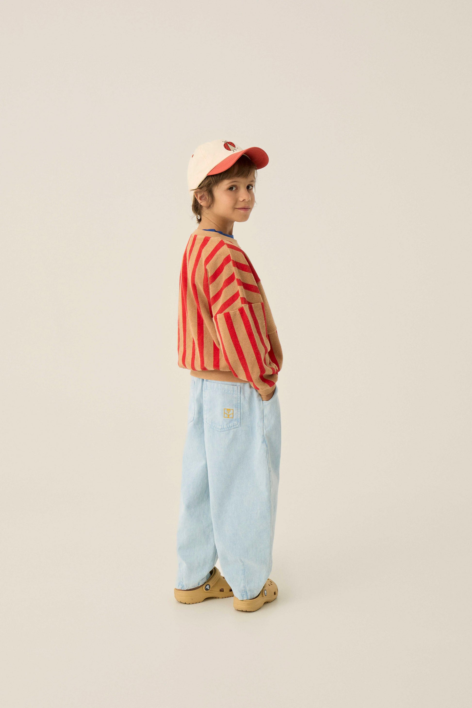 Sudadera rayas rojas trasera pantalon