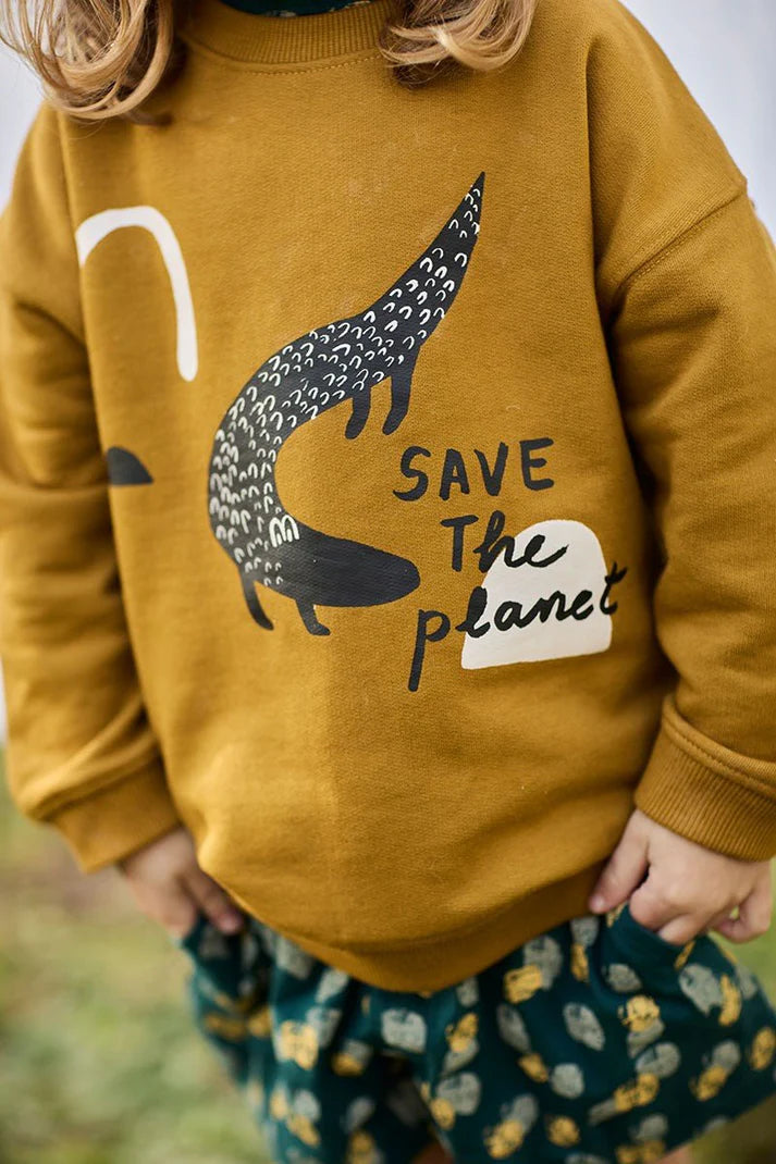 Sudadera unisex cocodrilo mostaza de algodon organico detalle