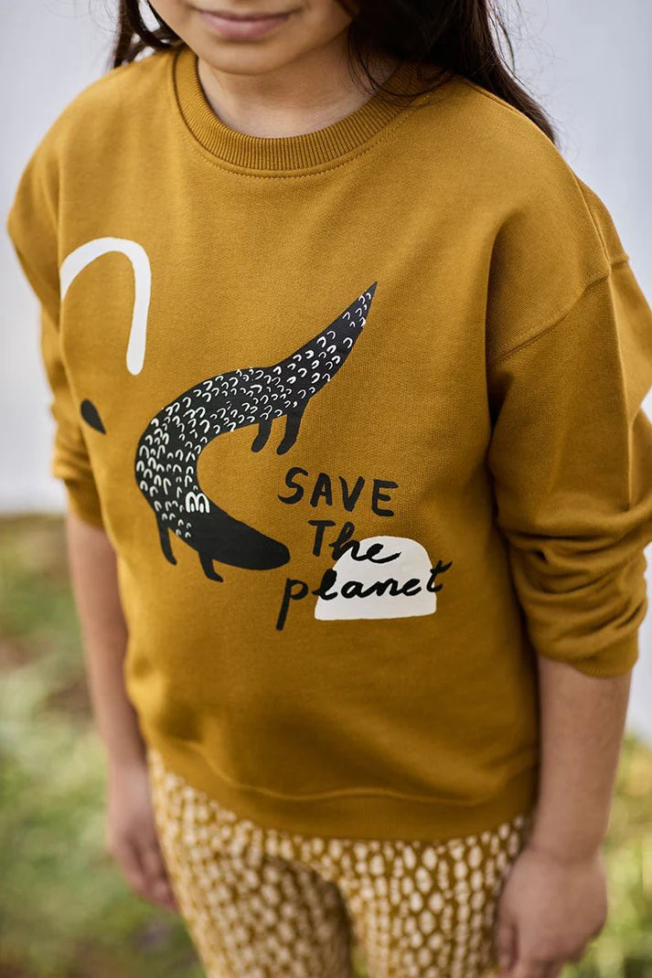 Sudadera unisex cocodrilo mostaza de algodon organico detalle2