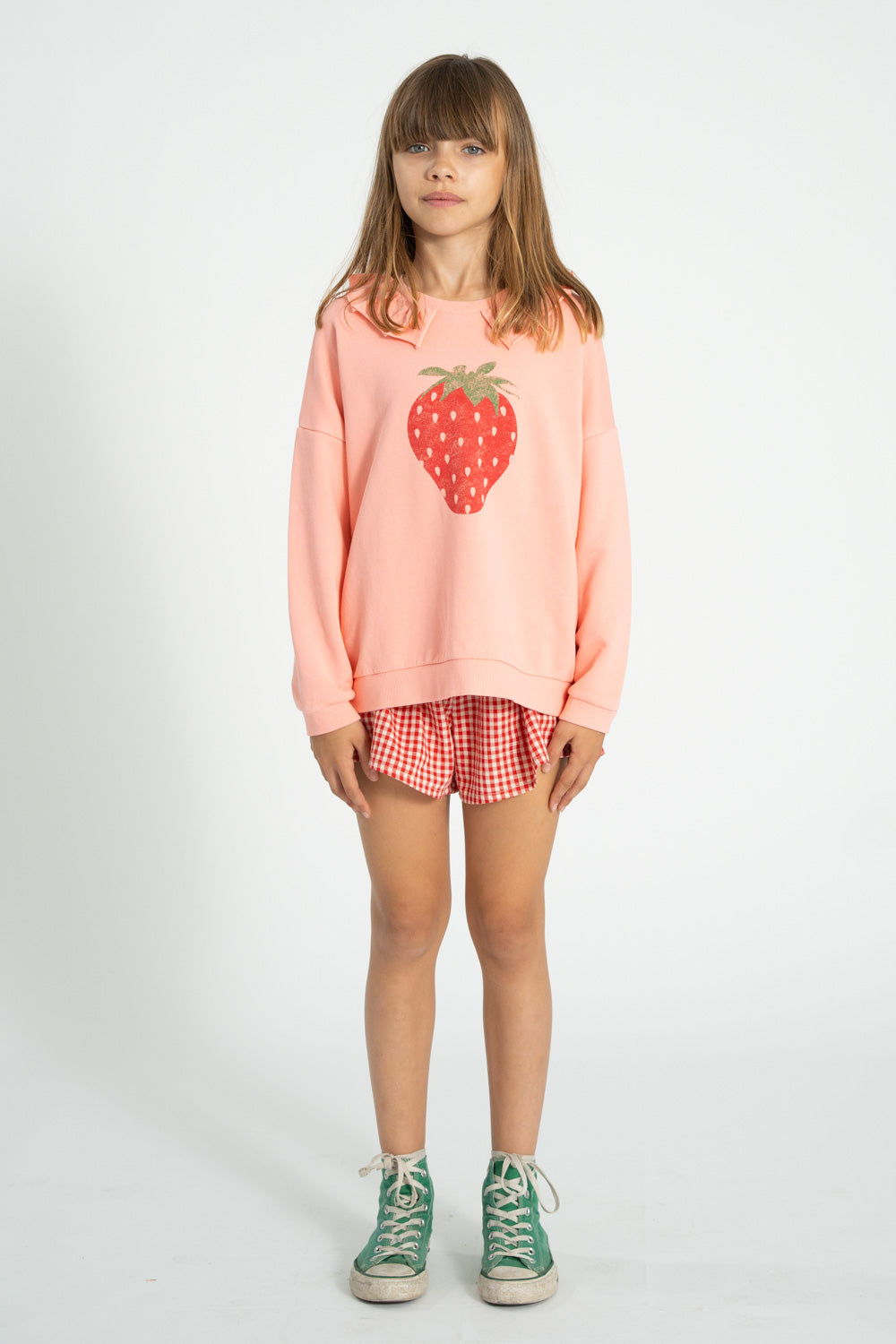 Sudadera con cuello rosa claro con estampado de fresa conjunto delantera
