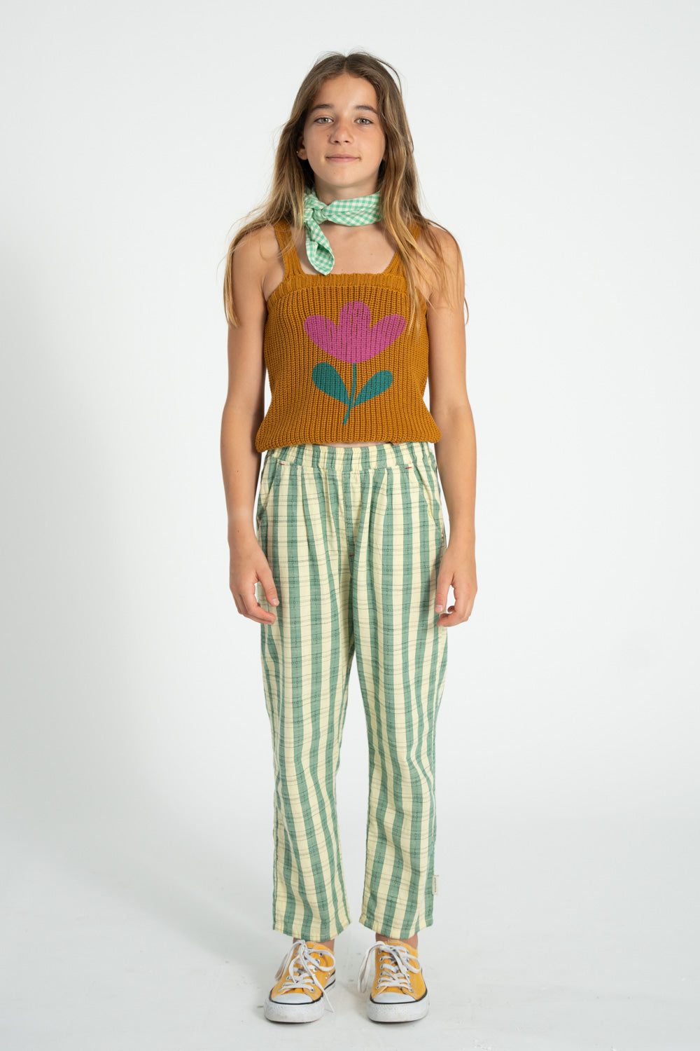 Top tejido con tirantes camel con estampado de flores conjunto delantera