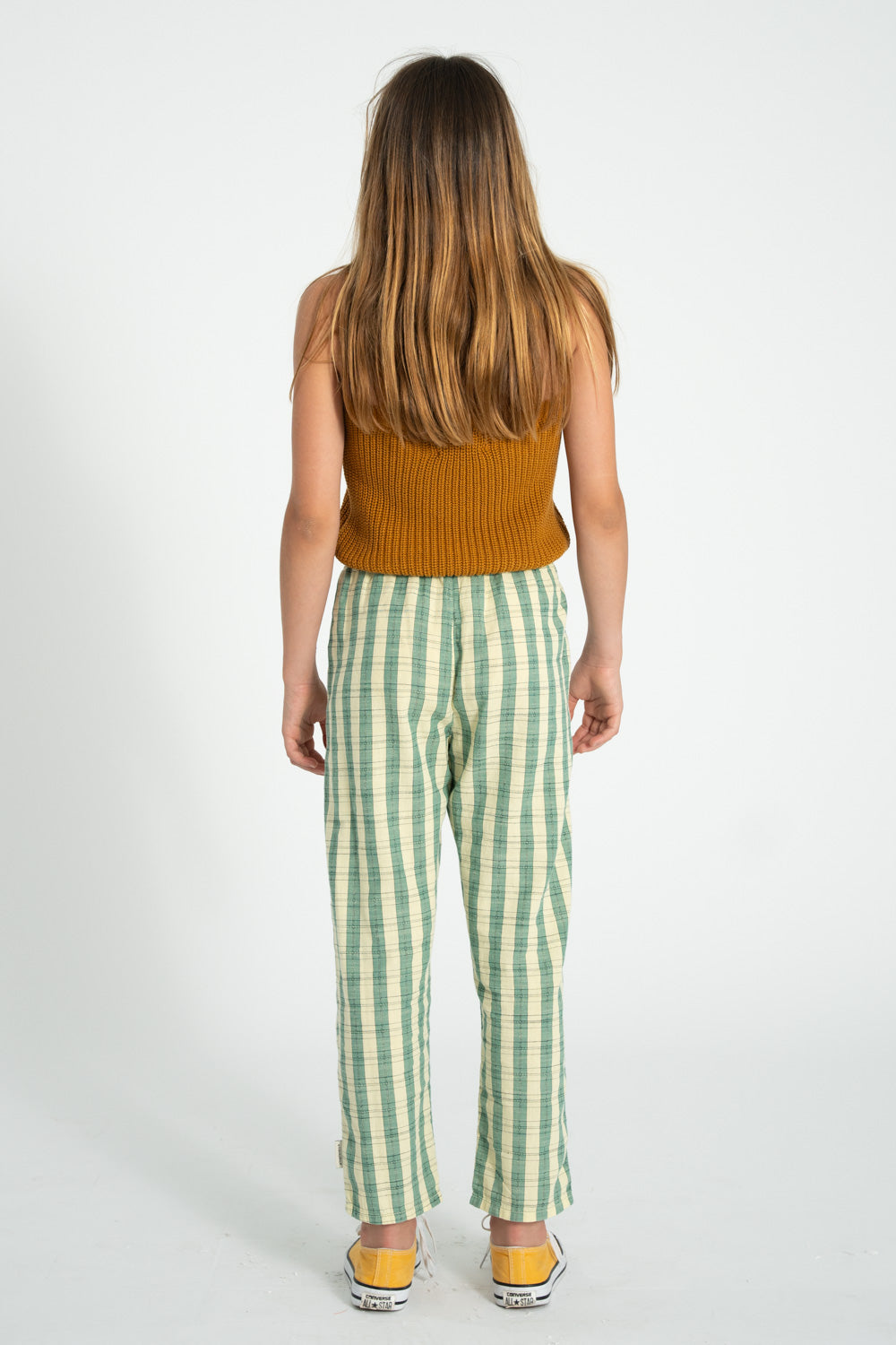 Top tejido con tirantes camel con estampado de flores conjunto trasera