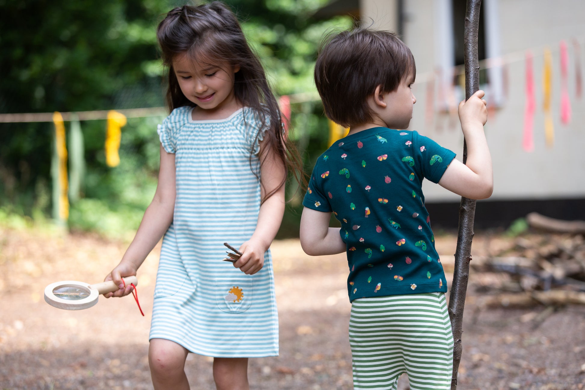 Vestido azul a rayas con volantes en jardin