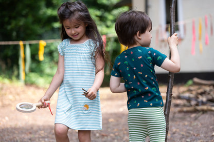 Vestido azul a rayas con volantes en jardin