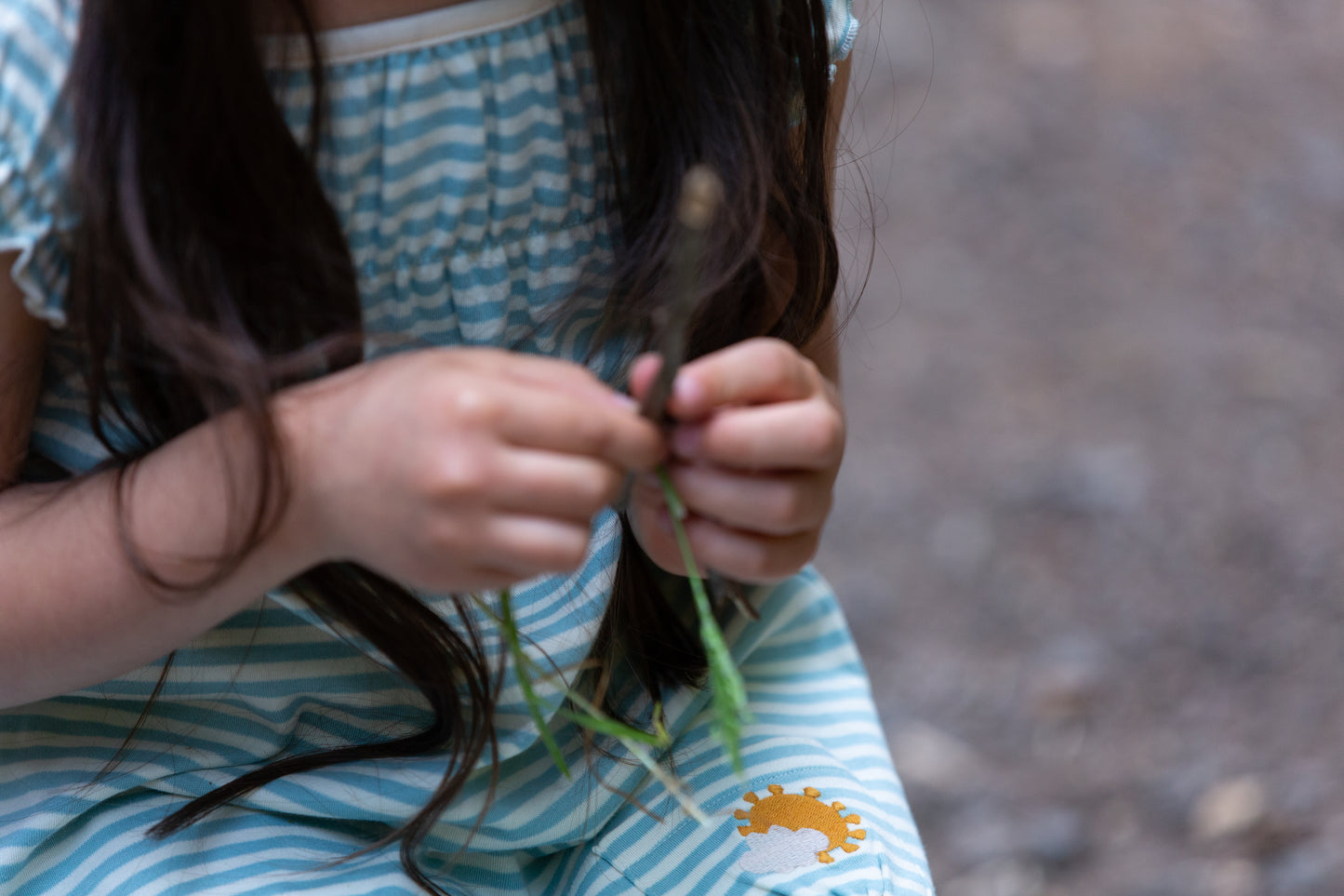 Vestido azul a rayas con volantes lifestyle