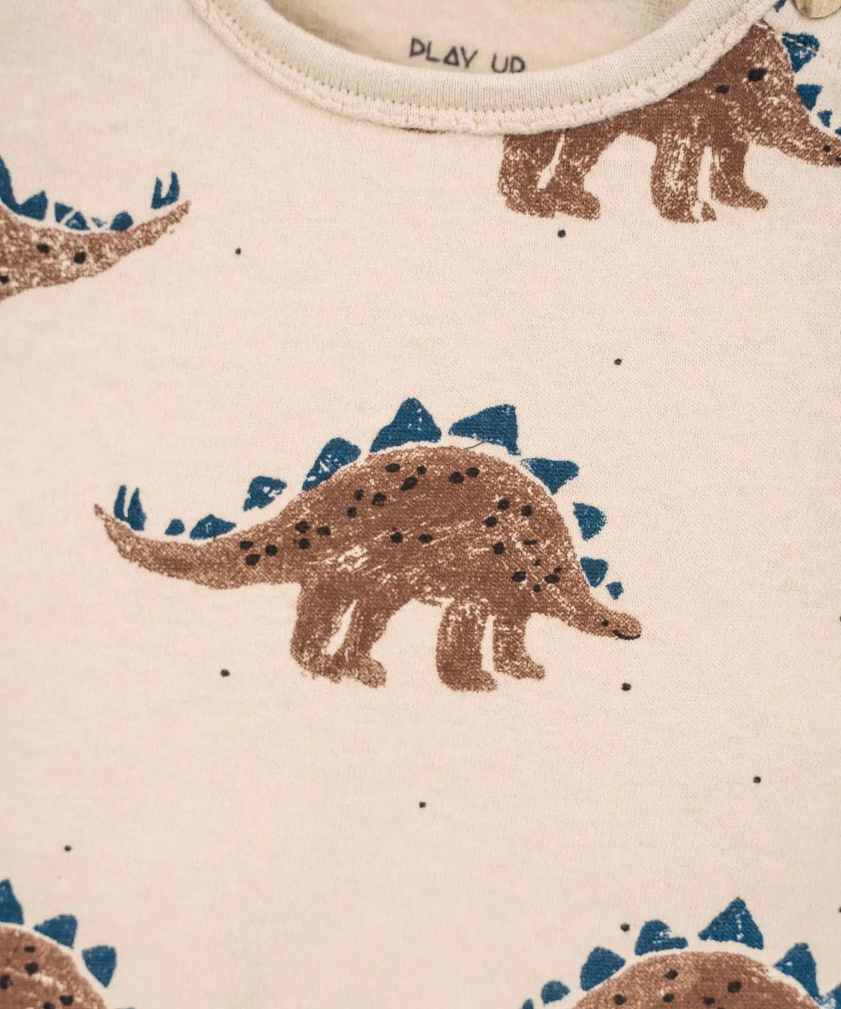 Camiseta Bebé Algodón Beige Dinosaurios de Play Up - detalle.