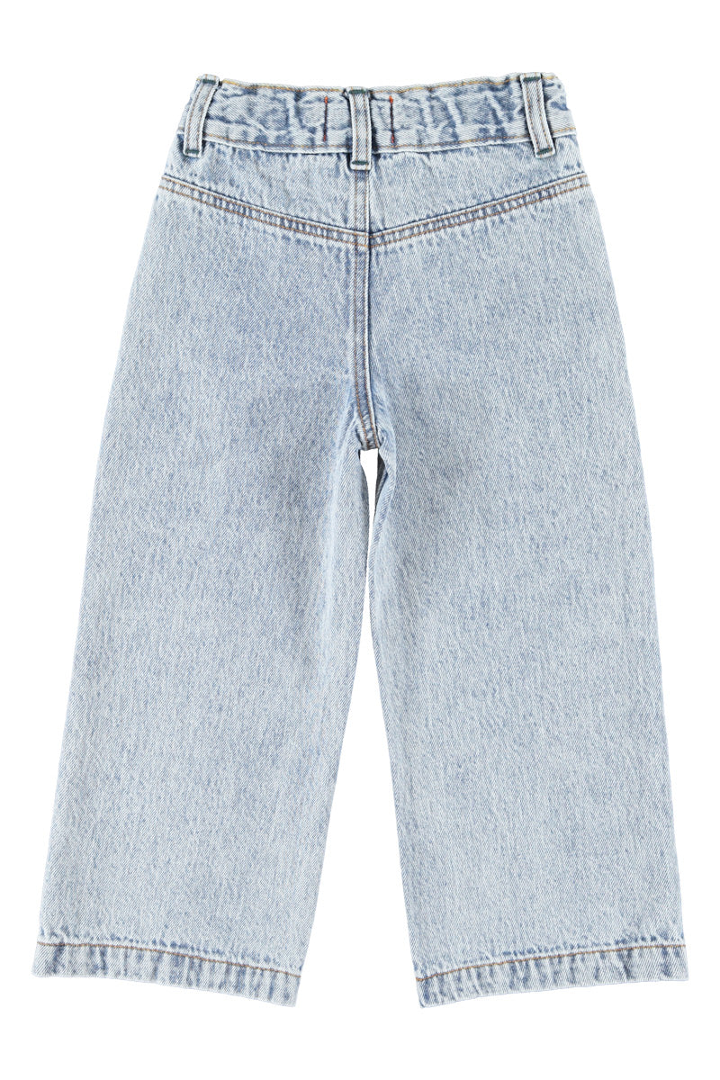 Detalle de pantalón acampanado de niña azul claro con denim lavado de piupiuchick.