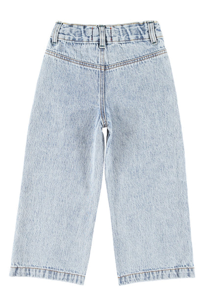 Detalle de pantalón acampanado de niña azul claro con denim lavado de piupiuchick.