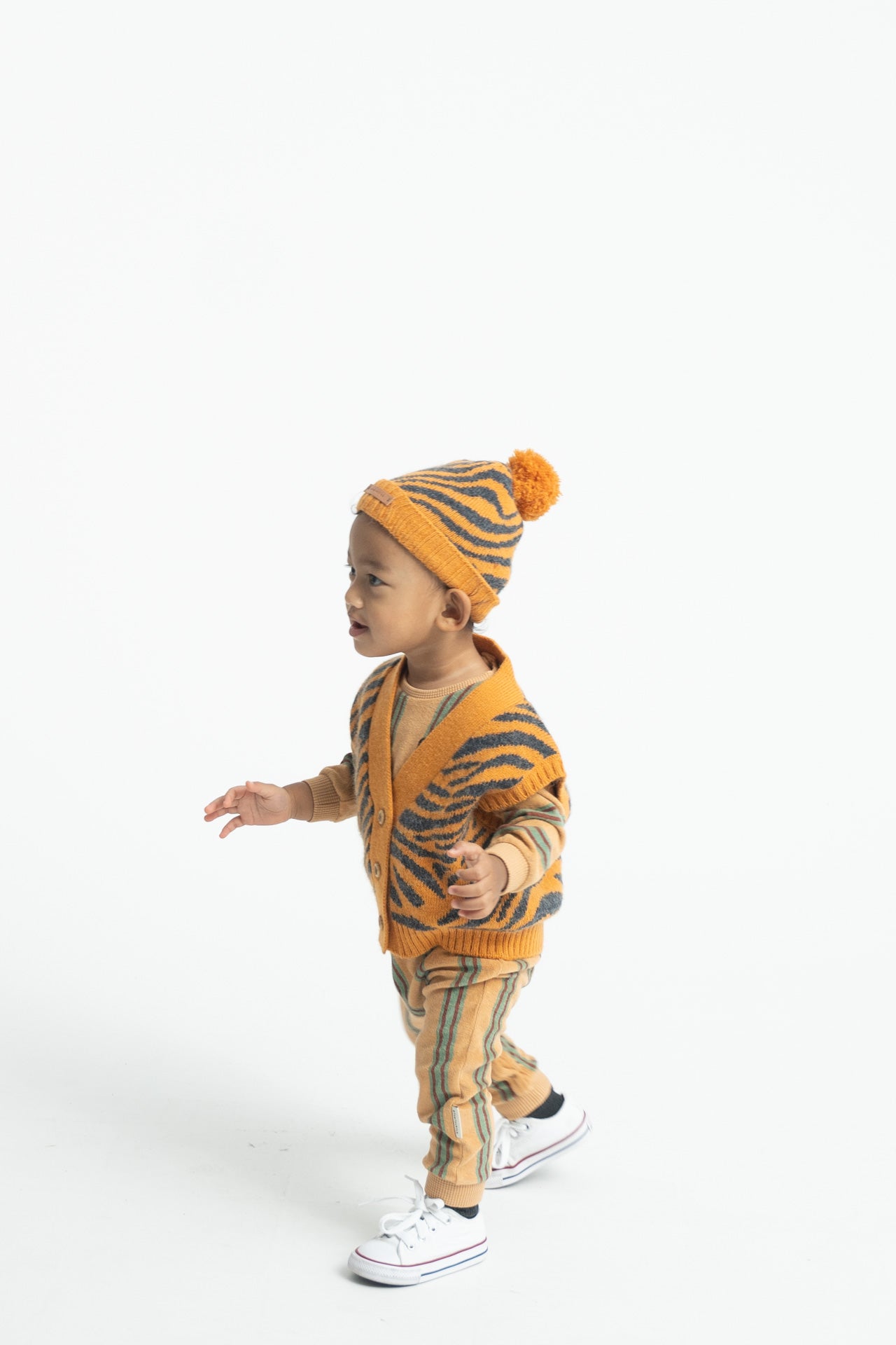 Parte trasera de gorro de niño naranja con cebra de piupiuchick.