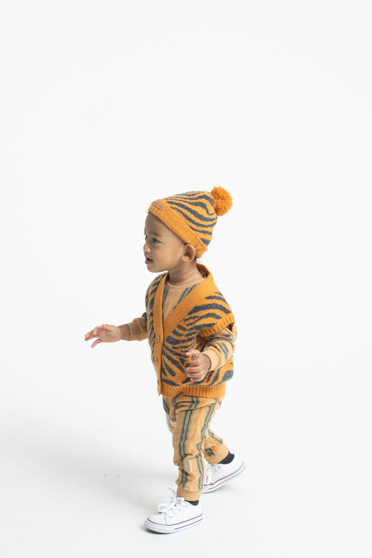 Parte trasera de gorro de niño naranja con cebra de piupiuchick.