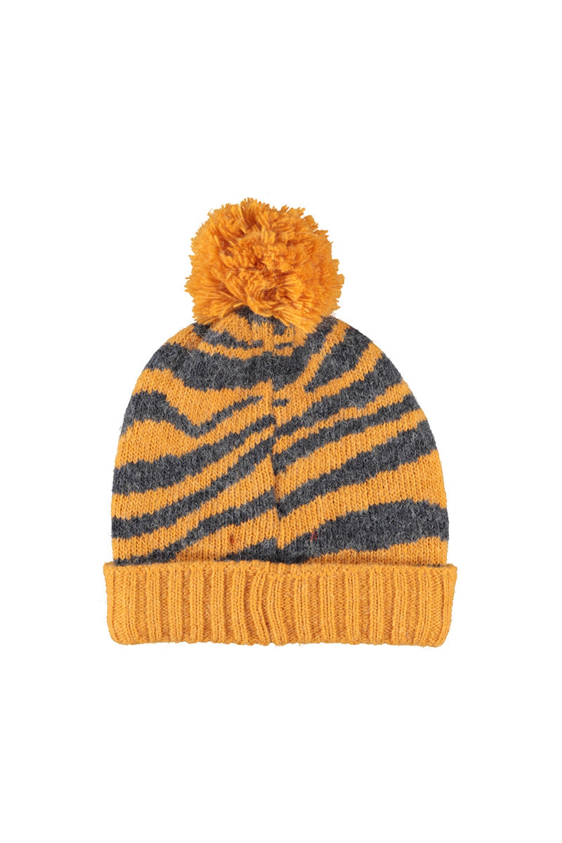 Detalle de gorro de niño naranja con cebra de piupiuchick.