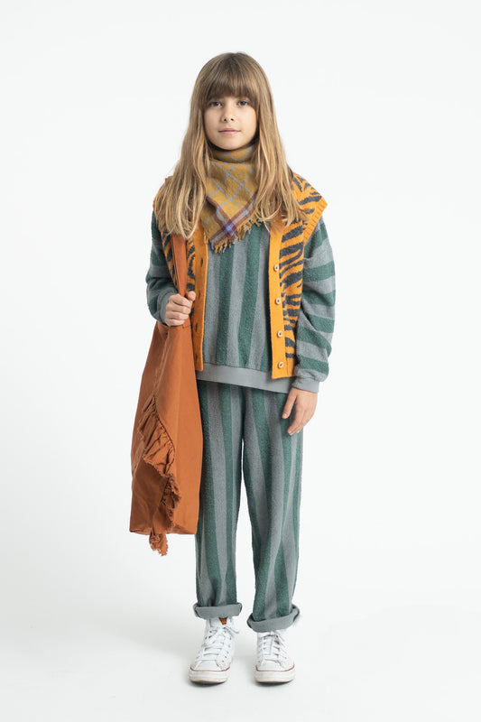 Parte trasera de pantalón jogger de niño gris y verde con rayas de piupiuchick.