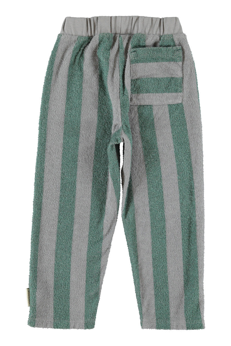 Detalle de pantalón jogger de niño gris y verde con rayas de piupiuchick.
